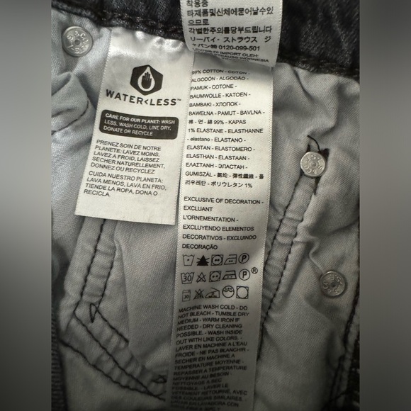 Levi shorts NWOT - Picture 2 of 3